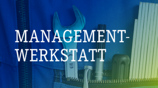 Das Bild zeigt eine Sammlung von Werkzeugen, die in einer blauen Tasche angeordnet sind, mit dem Schriftzug „Management-Werkstatt“.