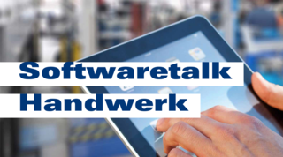 Das Bild zeigt eine Hand, die ein Tablet hält, mit dem Text „Softwaretalk Handwerk“. Der Hintergrund wirkt industriell und modern.