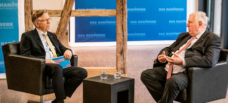 HWK-Präsident Hans Hund (l) im Gespräch mit Minister Karl-Josef Laumann bei der Auftaktveranstaltung zu den HWK-Fachkräftetagen 2022