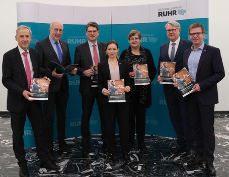 Gruppenbild zur PM Ausbildung im Handwerk: Gemeinsame Zukunftsperspektiven für die Metropole Ruhr