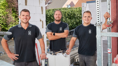 ): Jungunternehmer Maximilian Filoda und Marcel Schmitz vom Unternehmen M2 Bau in Billerbeck zusammen mit Mitarbeiter Marius Wortmann