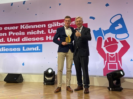 Mit dem Bundessieger Lukas Lödding (l.) freute sich HWK-Präsident Hans Hund (r.) bei der Abschlussfeier der Deutschen Meisterschaft in Berlin.