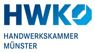 Das Bild zeigt das Logo der Handwerkskammer Münster (HWK) in blau und weiß, mit einem starken, modernen Schriftzug.