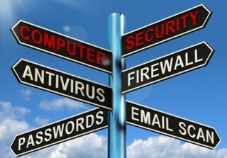 Das Bild zeigt ein Wegweiser-Schild mit Terminen zur Computersicherheit: Computer, Sicherheitsmaßnahmen, Antivirus, Firewall, Passwörter und E-Mail-Scans.