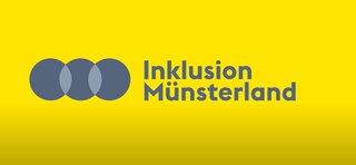 Das Bild zeigt ein Logo von "Inklusion Münsterland" auf gelbem Hintergrund, mit stilisierten Kreisen und klarer Schrift.