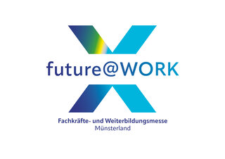 Das Bild zeigt das Logo der Fachkräfte- und Weiterbildungmesse "future@WORK" in Münsterland, kreativ gestaltet mit dynamischen Farben.