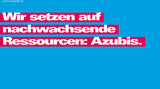 Das Bild zeigt einen leuchtend blauen Hintergrund mit dem Text: „Wir setzen auf nachwachsende Ressourcen: Azubis.“ in auffälligen weißen und pinken Buchstaben.