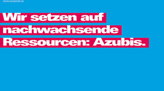 Das Bild zeigt einen leuchtend blauen Hintergrund mit dem Text: „Wir setzen auf nachwachsende Ressourcen: Azubis.“ in auffälligen weißen und pinken Buchstaben.