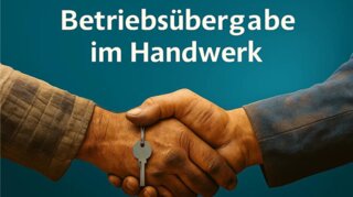 Das Bild zeigt einen Handschlag zwischen zwei Händen, mit einem Schlüssel im Vordergrund. Der Text betont die Übergabe im Handwerk.
