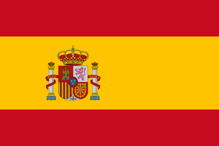 Die Flagge Spaniens zeigt horizontale rote und gelbe Streifen. In der Mitte befindet sich das Wappen mit königlicher Krone und Symbolen der Regionen.
